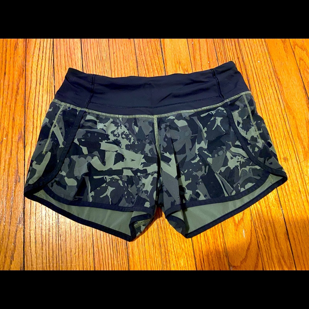 Lululemon camo Speed up shorts, size 6